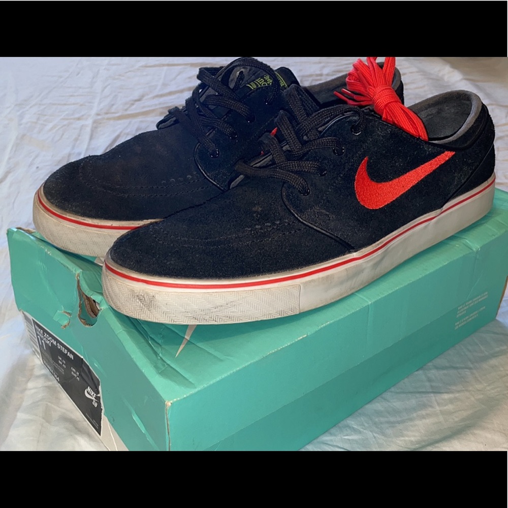 Men’s Size 11 Red & Black Nike Janoski Skate Shoe